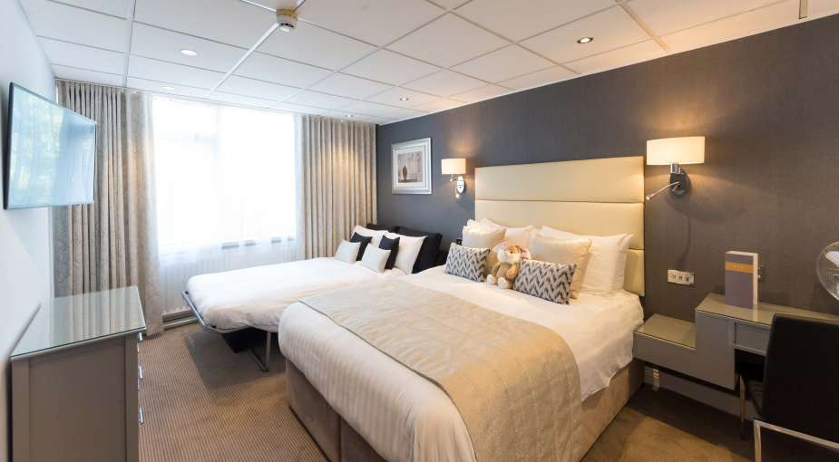 Barnstaple Hotel Signature Room (55) Accommodation set for Family Stay