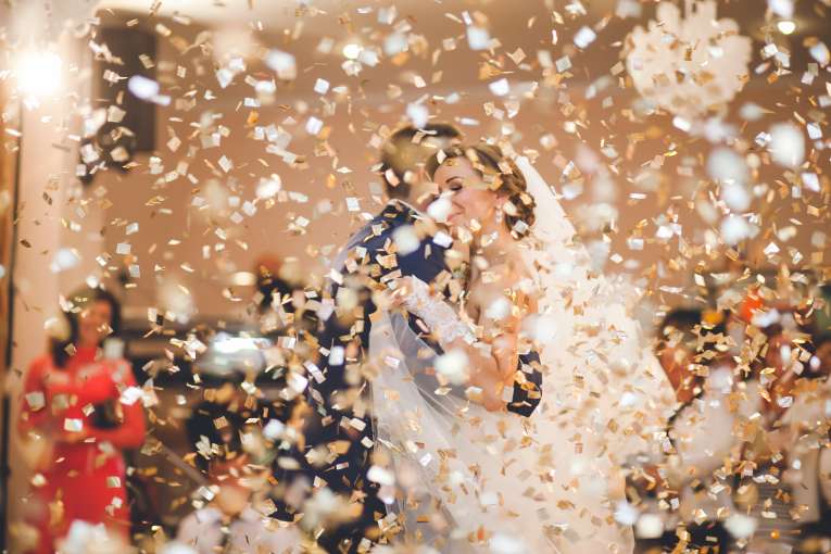 wedding couple first dance with confetti