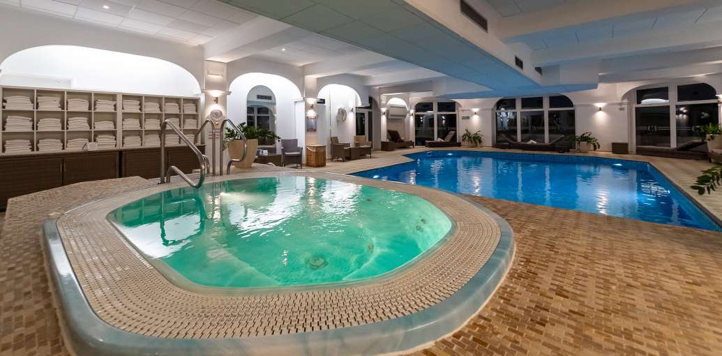 Spa bath & indoor pool at Carlyon Bay spa facilities 