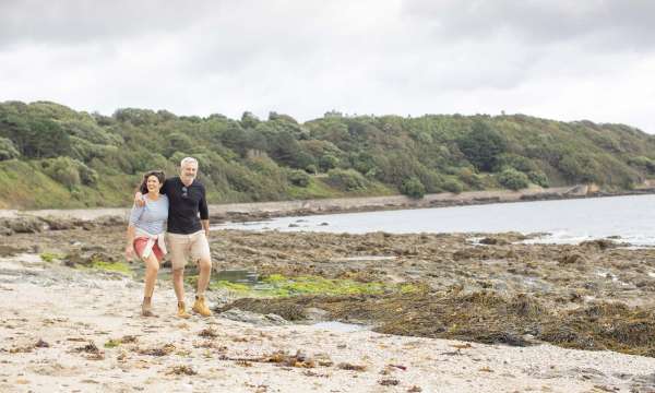 Royal Duchy Hotel Couple Walking Along Beach with View of Pendennis