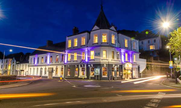 merchants royal hotel exterior at night