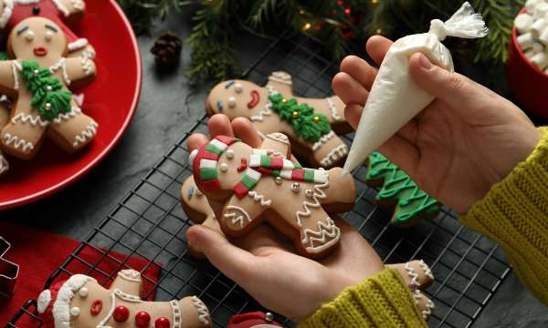 Decorating gingerbread