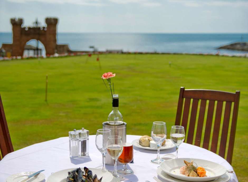 Belmont Hotel Dining Outdoors by the Hotel Lawn