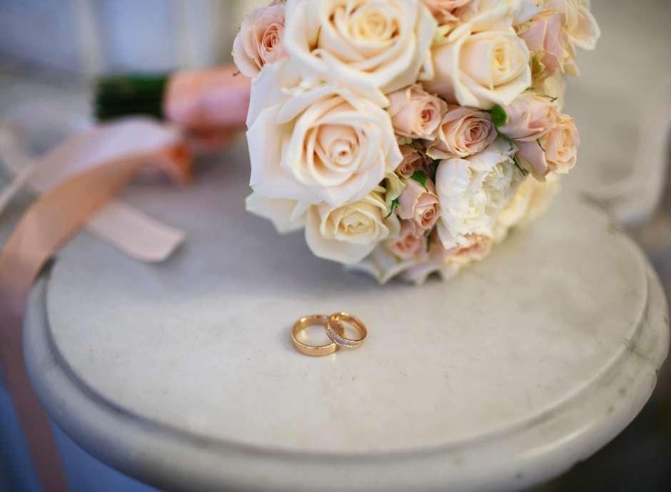 Wedding bouquet and rings