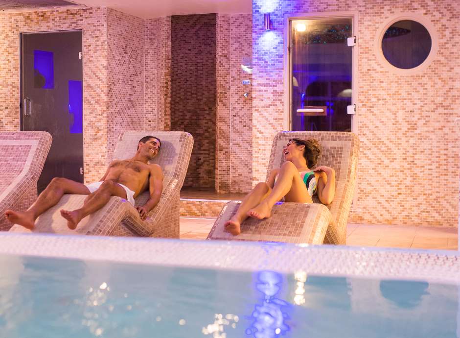 carlyon bay couple in spa on hot stone beds