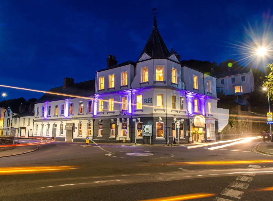 merchants royal hotel exterior at night