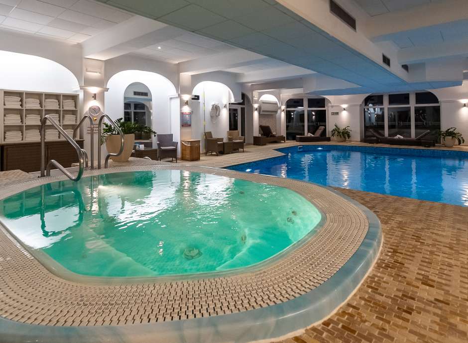 Spa bath & indoor pool at Carlyon Bay spa facilities 
